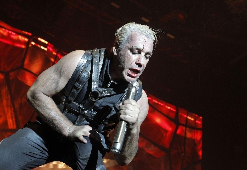 Rammstein видео. Рамштайн Тиль Либерман. Солист группы рамштайн Тилль Линдеманн. Rammstein Тилль Линдеманн 2013. Тилль Линдеманн андеркат.